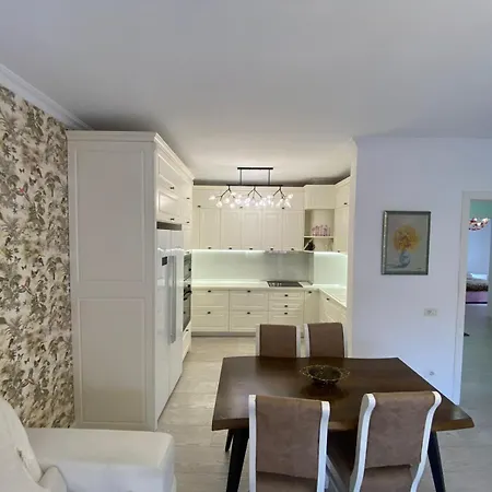 Us Embassy * 地拉那